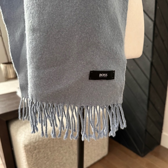 HUGO BOSS authentic Italian cashmere scarf with embroidered logo - Picture 2 of 8